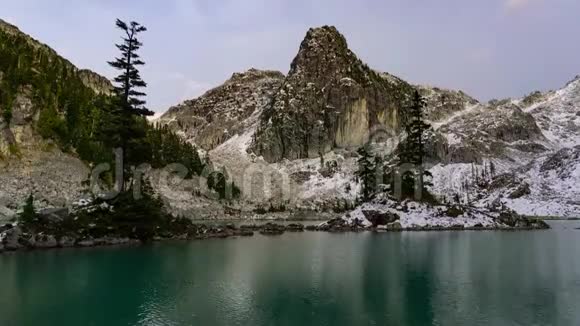 加拿大山景中冰川湖的时间流逝视频的预览图