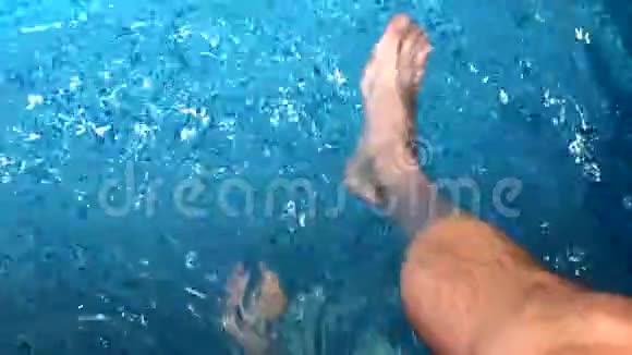 泳池里的男脚视频的预览图