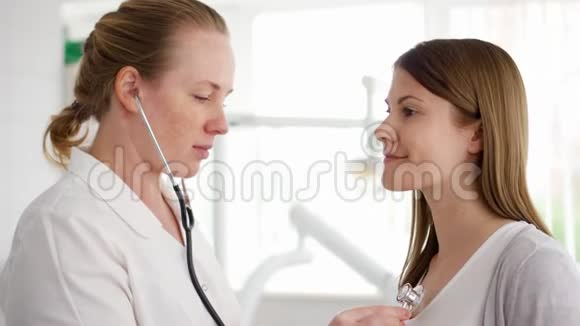 工作中的女性专业医生用听诊器听诊病人肺部的女医生视频的预览图