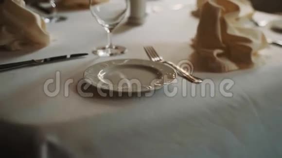 多利的特写精美的餐具温暖的色调视频的预览图