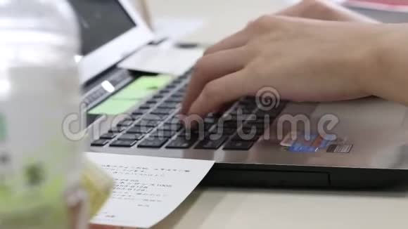 女人在电脑上打字视频的预览图