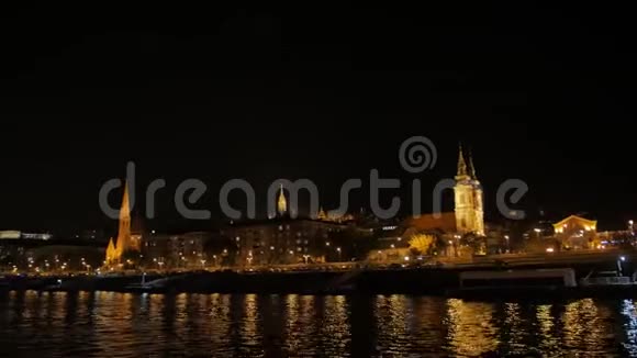河边的夜晚教堂视频的预览图
