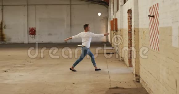 空仓库里的男舞者视频的预览图