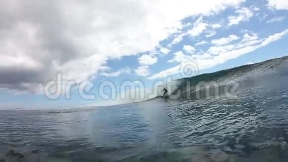 冲浪者在蓝波上大吵一架视频的预览图