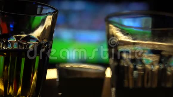 前景为电视和饮料的运动酒吧模糊图像视频的预览图