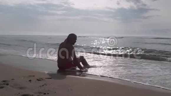 坐在海边的人的剪影视频的预览图