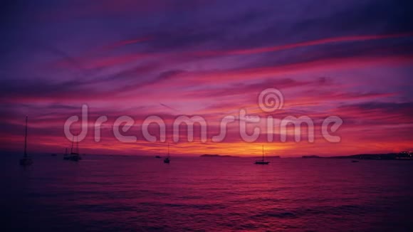 夕阳余晖洒在大海上视频的预览图