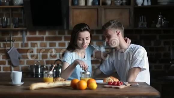 可爱的夫妇在家一起吃早餐视频的预览图