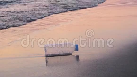 海边的塑料瓶视频的预览图