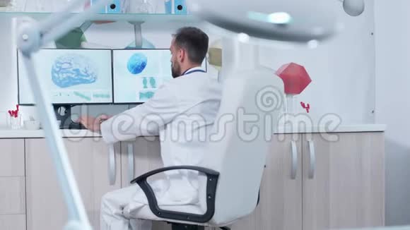 医生在现代研究设施工作有3D脑部扫描显示监视器视频的预览图