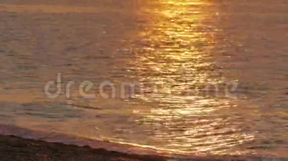 太阳在海浪上视频的预览图