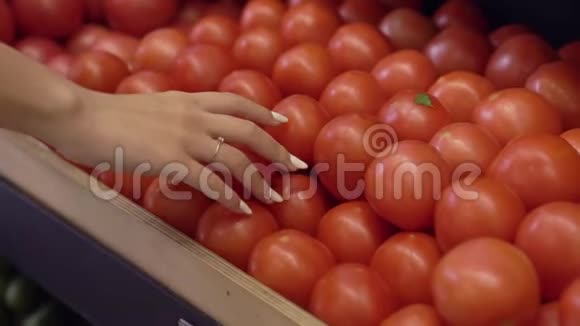 雌性手拿番茄视频的预览图