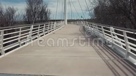 电缆吊脚桥视频的预览图