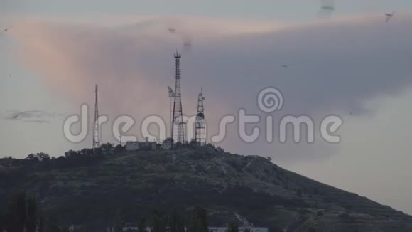 黄昏时分电视塔在山上视频的预览图