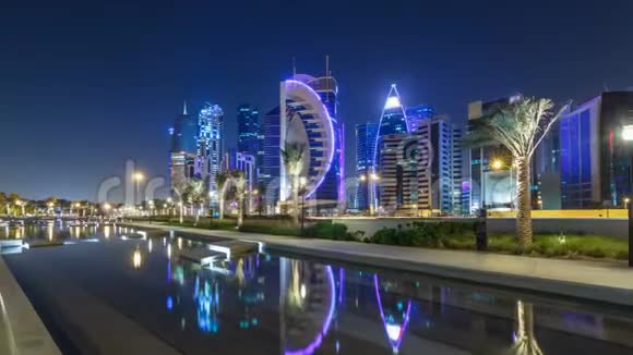 多哈的天际线由夜晚和星空从公园时间推移超移卡塔尔视频的预览图