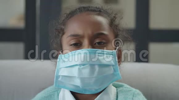 生病的女孩戴着口罩防止病菌传播视频的预览图