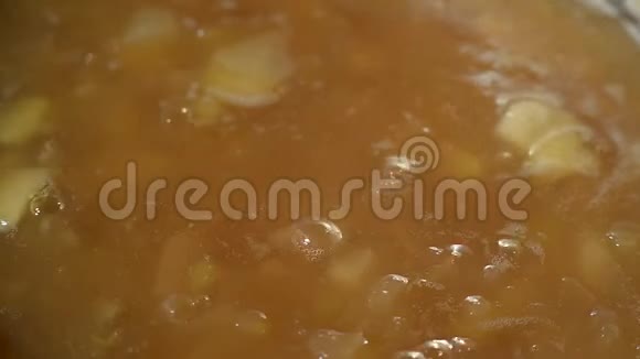 苹果果酱的烹饪过程视频的预览图