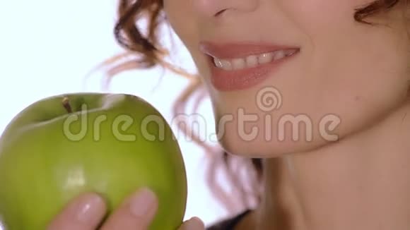 健康的女人吃苹果视频的预览图