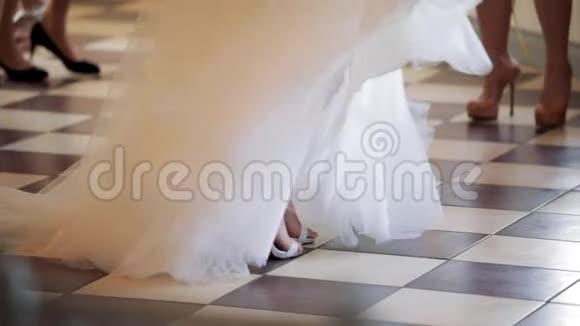 腿在婚礼上跳舞视频的预览图