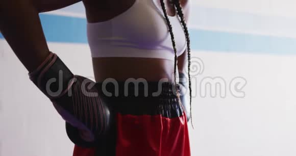 拳击场里的混血女人视频的预览图