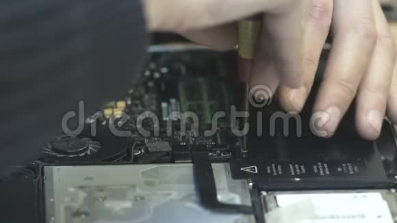 电脑维修车间视频的预览图