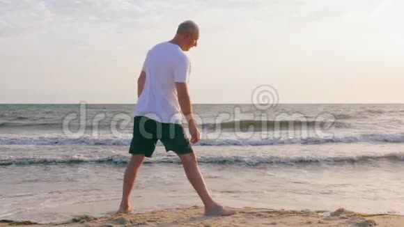 成人在海边练习瑜伽姿势空滩瑜伽训练视频的预览图