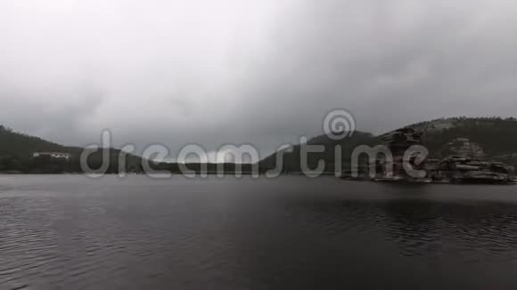 雾中的钟巴克塔岩视频的预览图