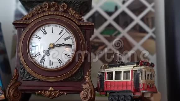 复古钟和雕像电车视频的预览图