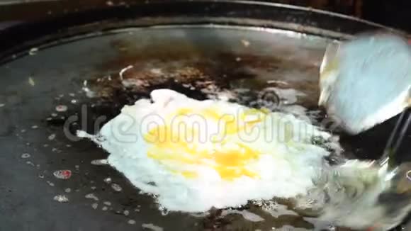 用鸡蛋包装的泰国垫视频的预览图