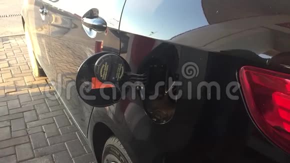 用燃油手工加注汽车加油站加油站加油人抽汽油油视频的预览图