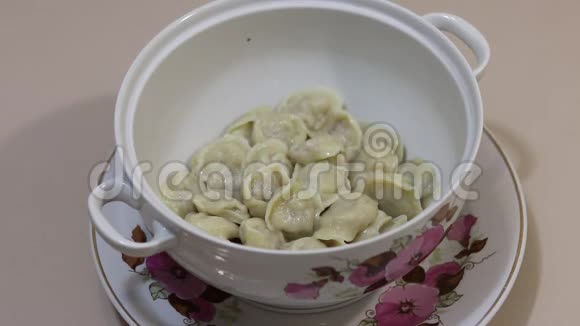 饺子放在白色的碗里混合饺子视频的预览图
