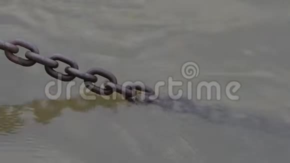 河溪中的锁链视频的预览图