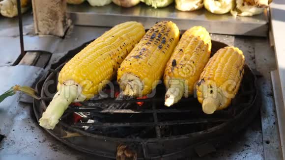 生玉米是在烤架上煮的视频的预览图