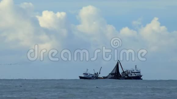 一艘渔船在海里捕鱼视频的预览图