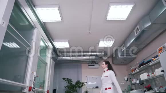 一个女人在实验室工作视频的预览图