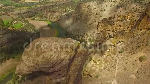 俄勒冈州史密斯岩视频的预览图