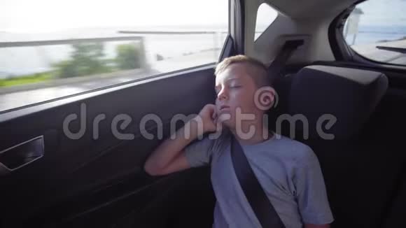 那个男孩在碍事的车里睡觉视频的预览图