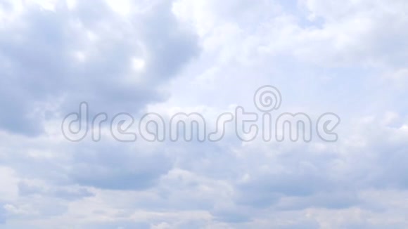 氡湖上方的蓝天视频的预览图
