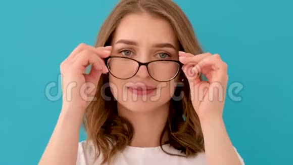 年轻的女人戴眼镜视频的预览图