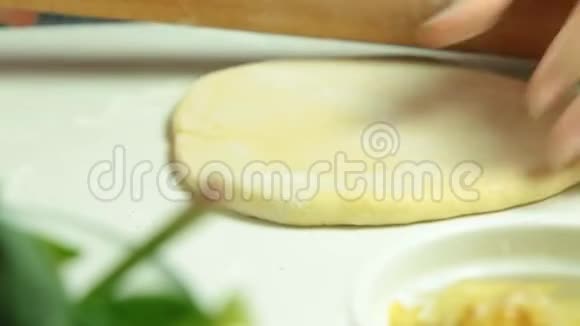 烹饪乳蛋饼和制作面团视频的预览图