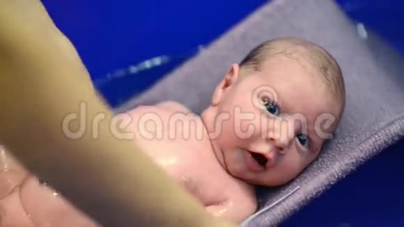 刚出生的婴儿洗澡时视频的预览图