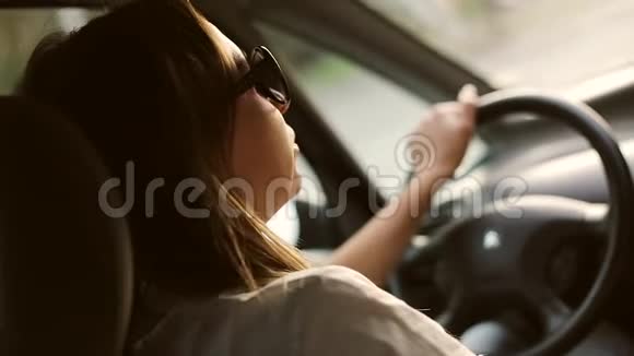女人在日落时开车视频的预览图