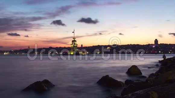 少女日落时分的塔楼土耳其视频的预览图