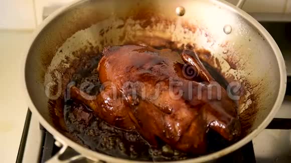 金上海鸭煮炒锅视频的预览图