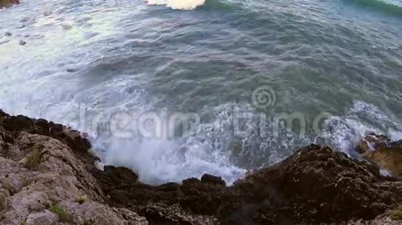 沿岸的岩石视频的预览图