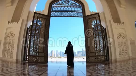 多哈清真寺的女人视频的预览图