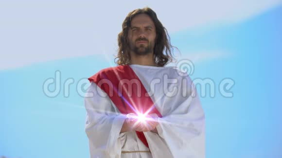 耶稣拿着灵光顶天医治的观念宗教的奇迹视频的预览图