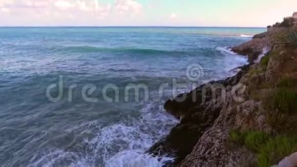 沿岸的岩石视频的预览图