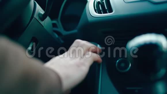 汽车发动机启动按钮视频的预览图
