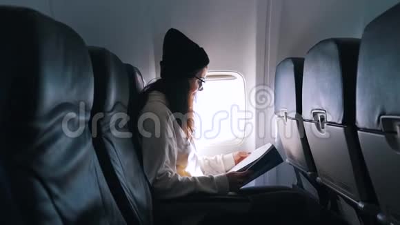 女孩在飞行中看书视频的预览图